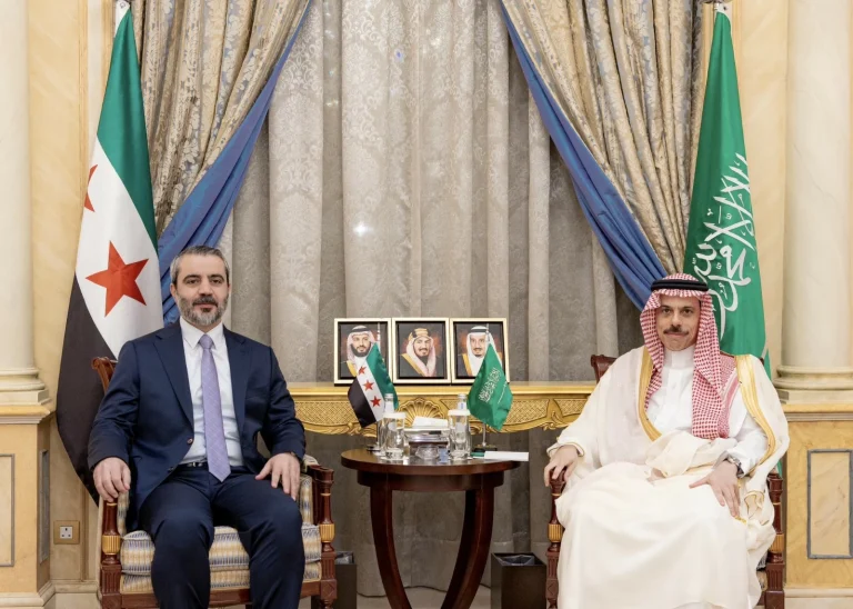 فيصل بن فرحان يبحث مع نظيره السوري تطورات المنطقة