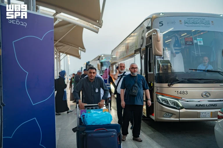برنامج خادم الحرمين للعمرة: مغادرة 250 معتمراً مكة