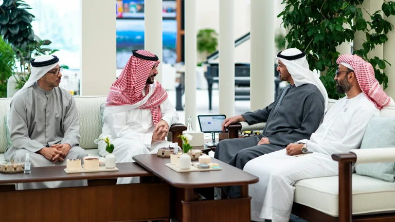 محمد بن زايد وخالد بن سلمان يبحثان تطوير التعاون المشترك محمد بن زايد وخالد بن سلمان يبحثان تطوير التعاون المشترك