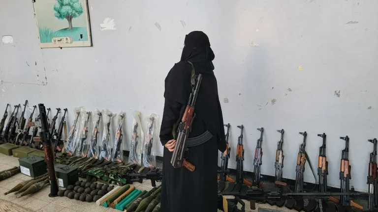 نساء تعز يواصلن صمودهن لدعم الجبهات ضد الحوثي نساء تعز يواصلن صمودهن لدعم الجبهات ضد الحوثي