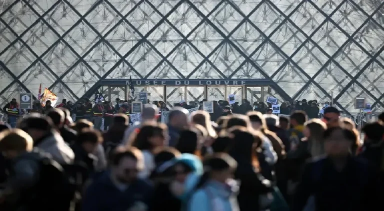 محتجون يحاصرون متحف اللوفر وسط تصاعد احتجاجات باريس محتجون يحاصرون متحف اللوفر وسط تصاعد احتجاجات باريس