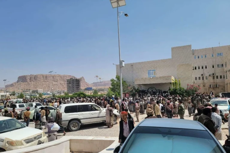 استهداف معسكر العلم في شبوة يوقع 45 قتيلاً و120 جريحاً استهداف معسكر العلم في شبوة يوقع 45 قتيلاً و120 جريحاً