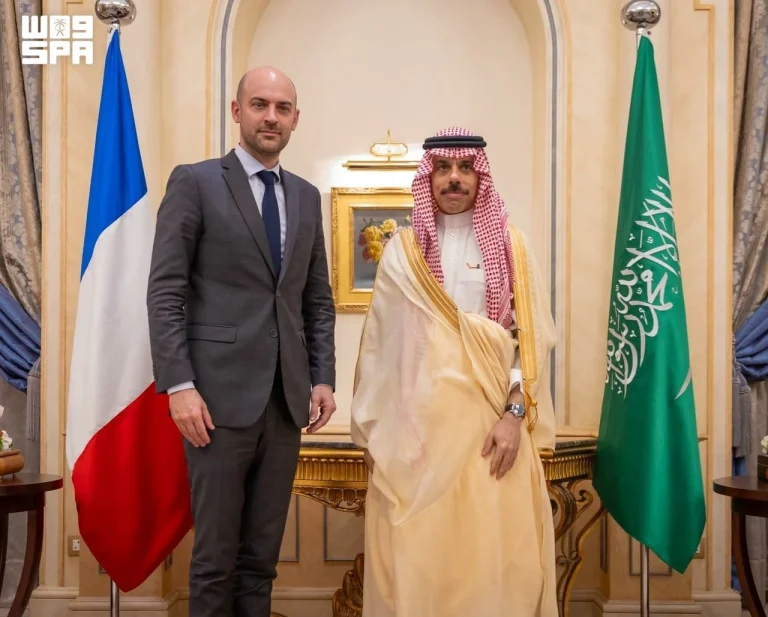 فيصل بن فرحان يبحث مع نظيره الفرنسي الأوضاع الإقليمية فيصل بن فرحان يبحث مع نظيره الفرنسي الأوضاع الإقليمية