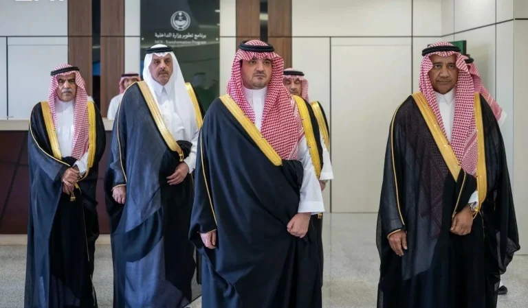 وزير الداخلية يطلع على منجزات برنامج تطوير وزارة الداخلية