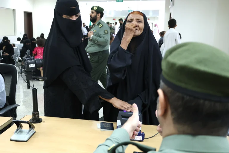ممثلون عن السفارة اليمنية في مواقع التصحيح لتسهيل الإجراءات