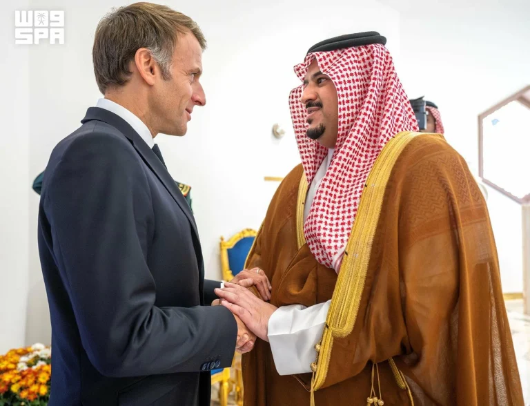 الرئيس الفرنسي إيمانويل ماكرون يصل إلى الرياض