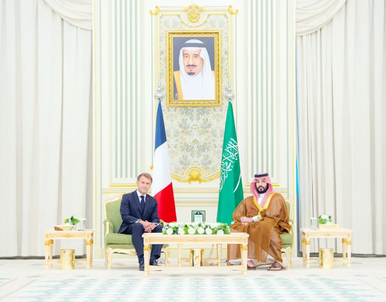 ولي العهد والرئيس الفرنسي يبحثان العلاقات والاستقرار