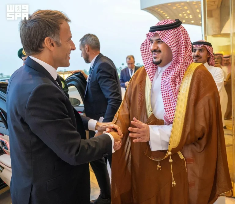 إيمانويل ماكرون يغادر الرياض ونائب أمير المنطقة يودعه إيمانويل ماكرون يغادر الرياض ونائب أمير المنطقة يودعه
