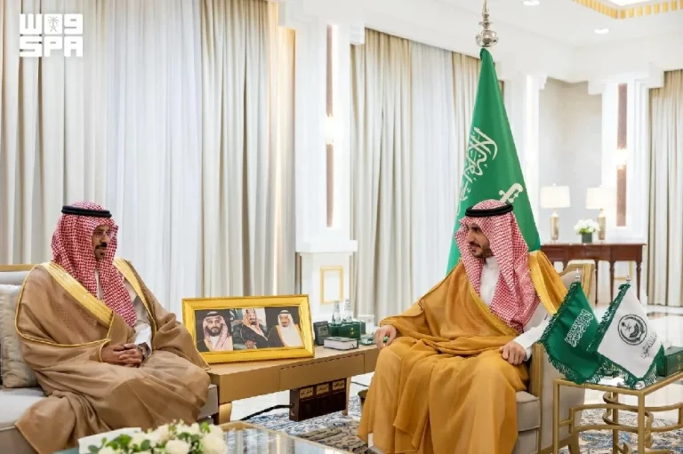 أمير الجوف يتسلم التقرير السنوي لهيئة حقوق الإنسان 2025 أمير الجوف يتسلم التقرير السنوي لهيئة حقوق الإنسان 2025