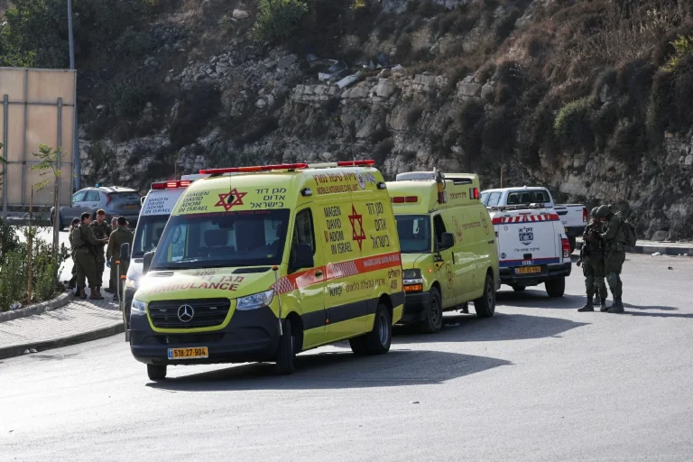 إسرائيل تطوق الخليل وتتجه إلى إغلاق الضفة الغربية
