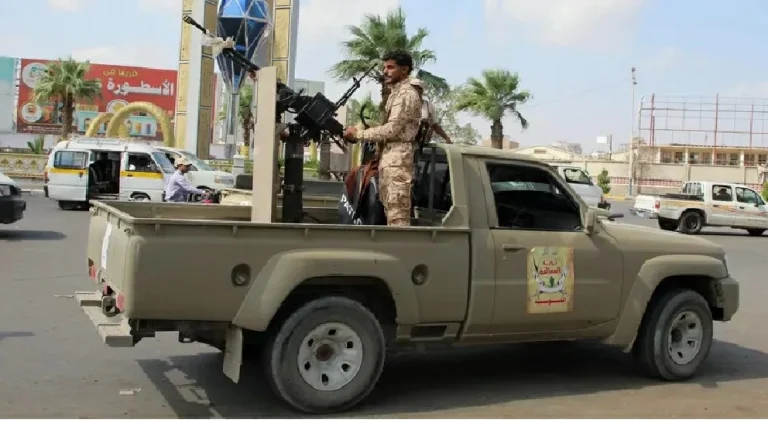 تكثيف الضربات وتحصين المواقع ضمن عملية فجر اليمن تكثيف الضربات وتحصين المواقع ضمن عملية فجر اليمن