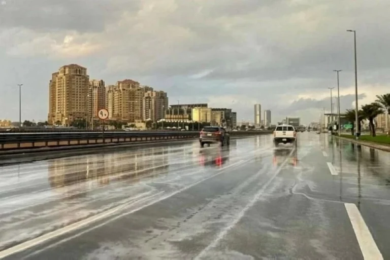 الدفاع المدني يحذر من أمطار مرتقبة على جدة وخليص ورابغ