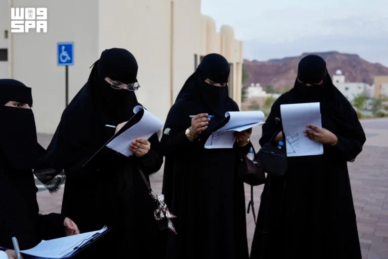 15 سيدة يقيّمن سلامة المشاة في العلا خلال جولة ميدانية 15 سيدة يقيّمن سلامة المشاة في العلا خلال جولة ميدانية