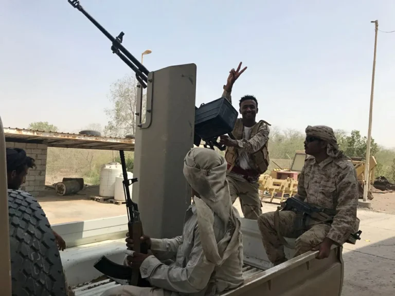 القوات الحكومية اليمنية تصد هجوماً وتستهدف مواقع للحوثيين القوات الحكومية اليمنية تصد هجوماً وتستهدف مواقع للحوثيين