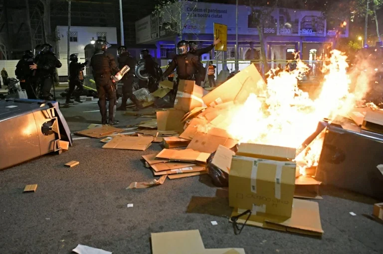 الشرطة الإسبانية تعتقل 128 شخصاً إثر أعمال شغب في برشلونة الشرطة الإسبانية تعتقل 128 شخصاً إثر أعمال شغب في برشلونة