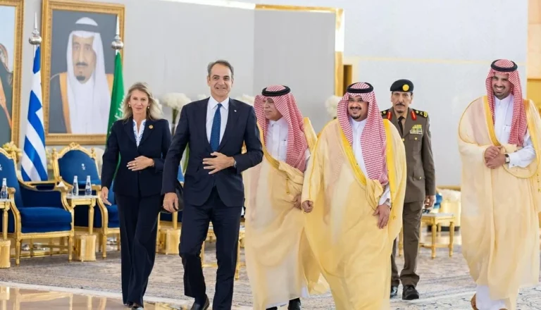 رئيس وزراء الجمهورية الهيلينية يصل إلى الرياض رئيس وزراء الجمهورية الهيلينية يصل إلى الرياض