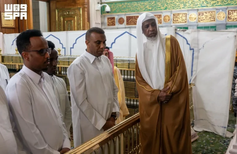 رئيس الوزراء الصومالي يزور المسجد النبوي ويؤدي الصلاة فيه رئيس الوزراء الصومالي يزور المسجد النبوي ويؤدي الصلاة فيه