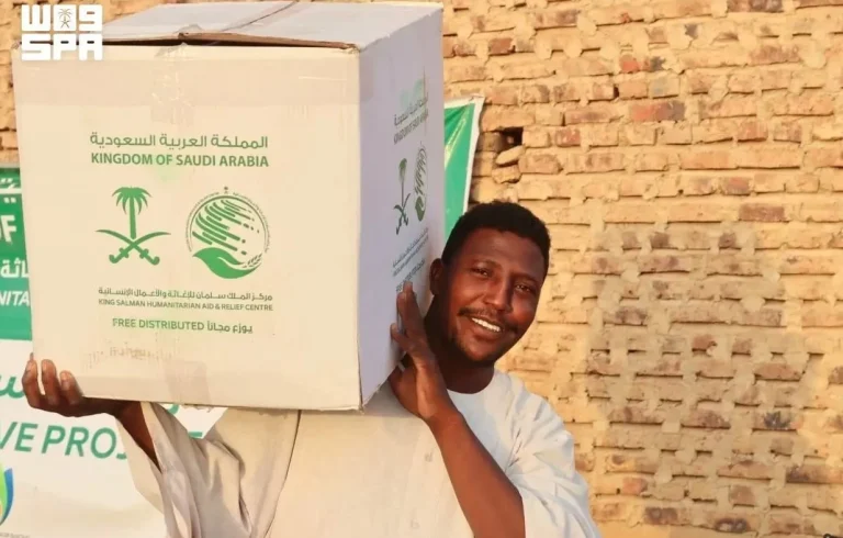 مركز الملك سلمان للإغاثة يوزع 500 حقيبة إيوائية بالسودان