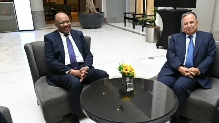 نبيل فهمي يصل الخرطوم لدعم الحوار ووقف الحرب بالسودان