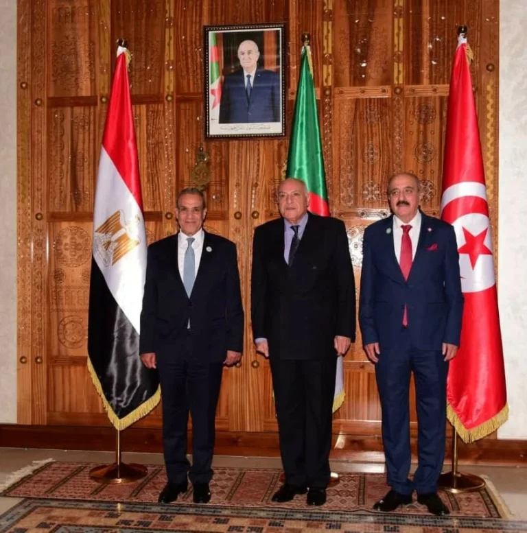 بيان ثلاثي في الجزائر يدعو لإنهاء الأزمة الليبية
