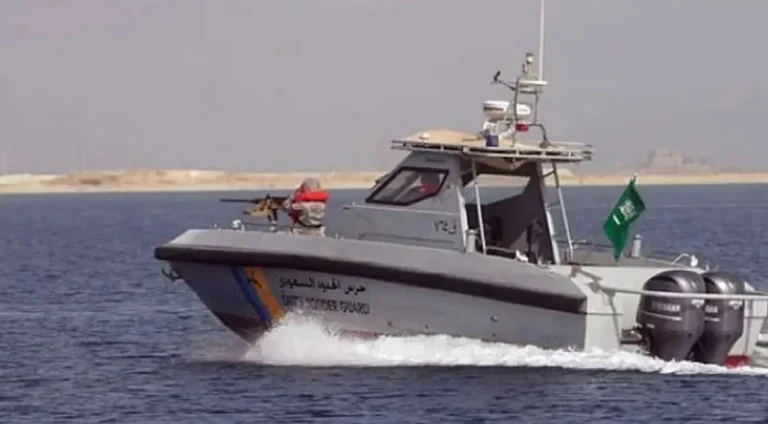حرس الحدود ينقذ مواطناً تعطلت واسطته في بحر جدة حرس الحدود ينقذ مواطناً تعطلت واسطته في بحر جدة