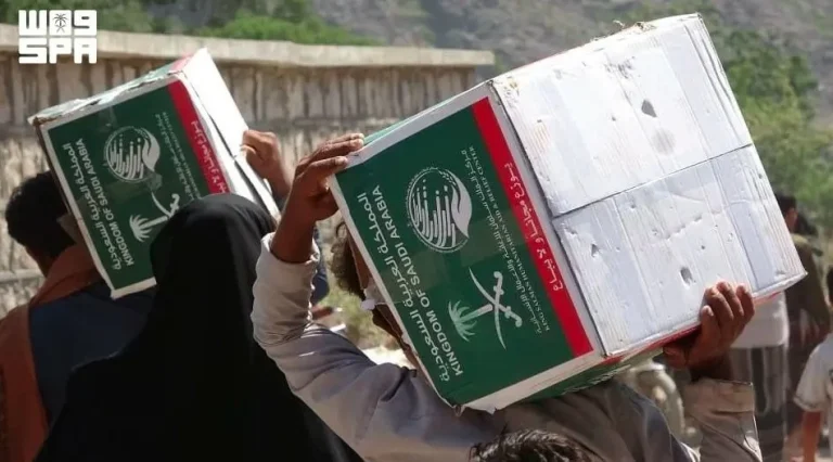 مركز الملك سلمان للإغاثة يوزع 3214 سلة غذائية في لحج مركز الملك سلمان للإغاثة يوزع 3214 سلة غذائية في لحج