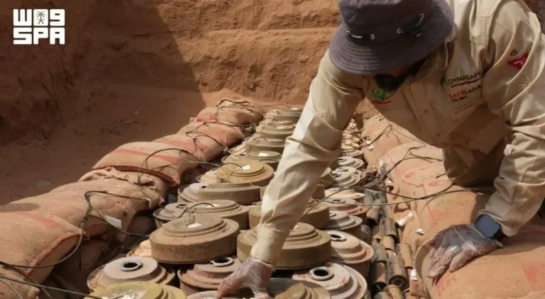 مشروع مسام ينزع أكثر من 900 لغم في اليمن خلال أسبوع مشروع مسام ينزع أكثر من 900 لغم في اليمن خلال أسبوع