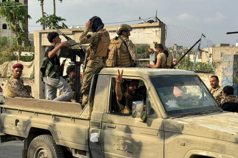 عملية فجر اليمن تكثف ضرباتها وتوثيق 107 قتلى بتعز عملية فجر اليمن تكثف ضرباتها وتوثيق 107 قتلى بتعز