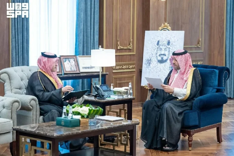 أمير الحدود الشمالية يطلع على خطة الأحوال المدنية