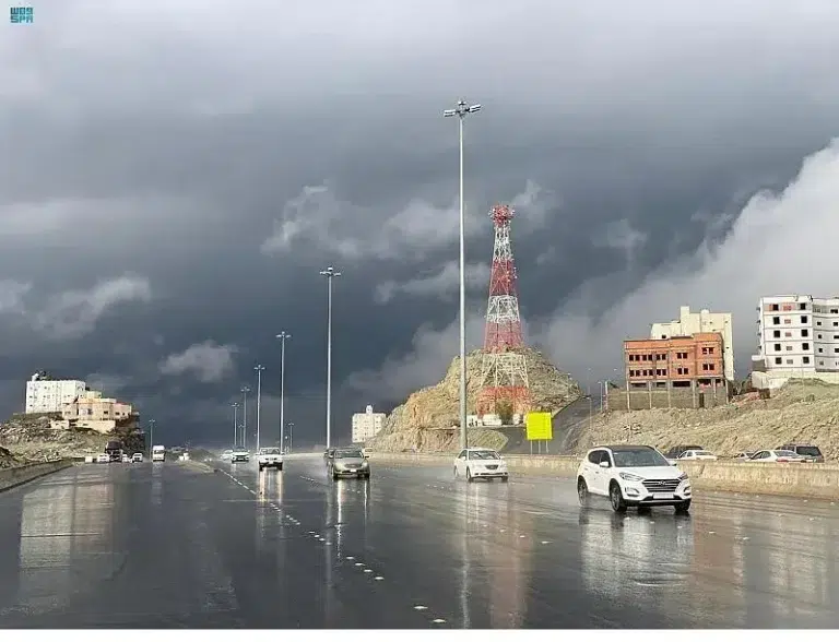 الأرصاد يحذر من أمطار على مكة حتى التاسعة مساءً