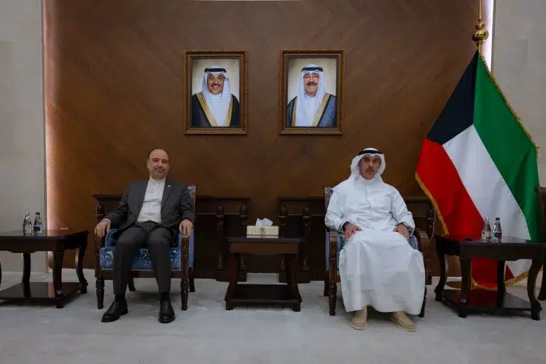 الكويت تستدعي سفير إيران وتسلمه مذكرة احتجاج
