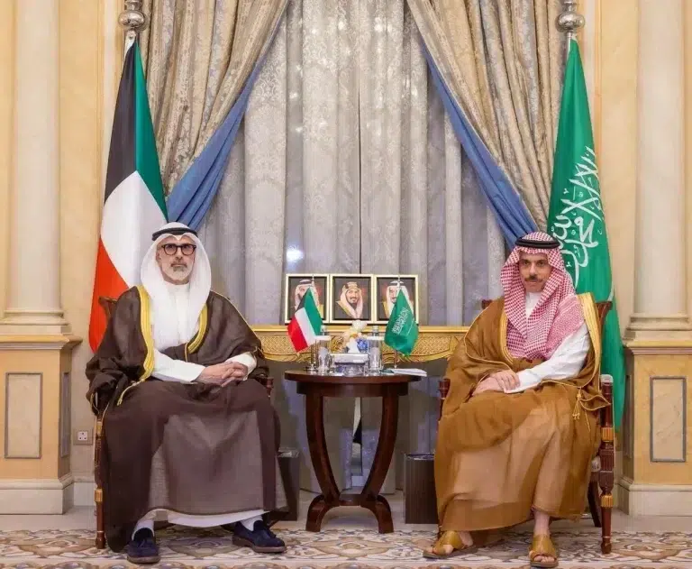 وزير الخارجية يبحث التهدئة والاستقرار مع نظيره الكويتي وزير الخارجية يبحث التهدئة والاستقرار مع نظيره الكويتي