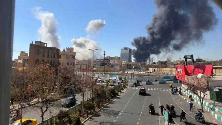 خطط إسرائيلية أمريكية لشن ضربات عسكرية على إيران خطط إسرائيلية أمريكية لشن ضربات عسكرية على إيران
