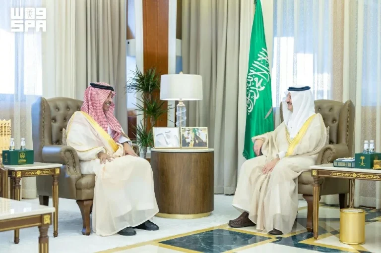 أمير الشرقية ووزير الإعلام يبحثان تطوير الكفاءات الإعلامية