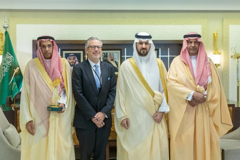 نائب أمير الشرقية يستقبل الفائزين بجائزة أداء الصحة نائب أمير الشرقية يستقبل الفائزين بجائزة أداء الصحة