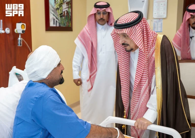 أمير الرياض يطمئن على مصابي اعتداء مطار الملك خالد أمير الرياض يطمئن على مصابي اعتداء مطار الملك خالد
